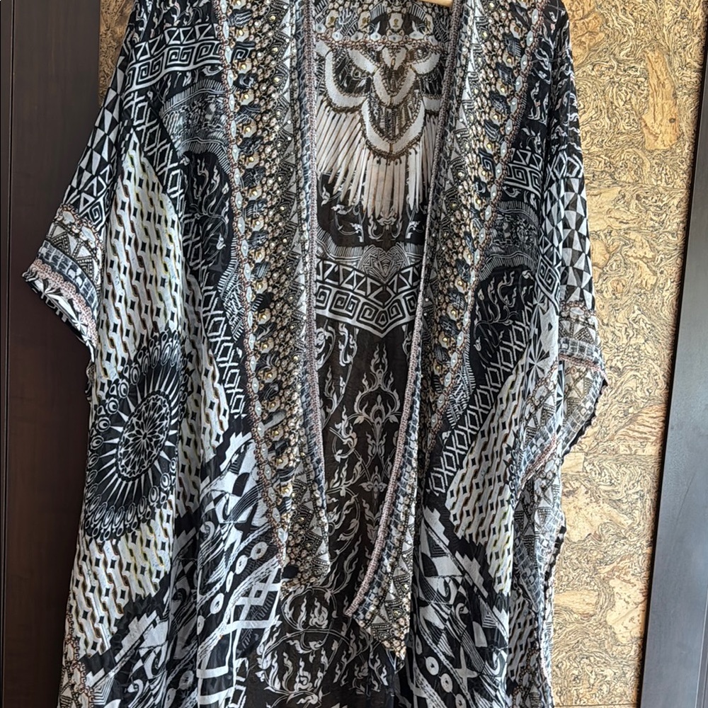 Black and White Patterned Women's Top